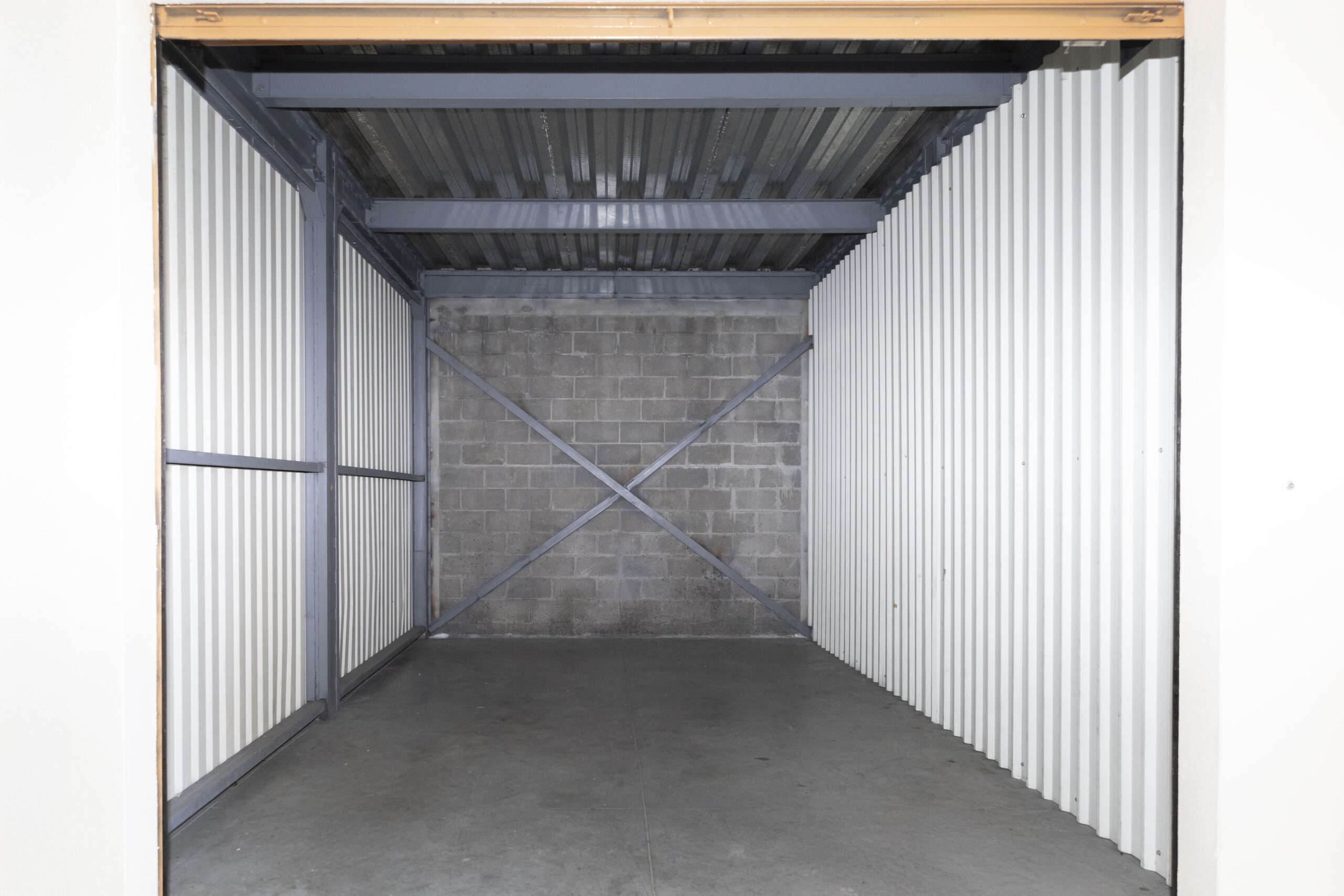 Inventario de negocio guardado de forma segura en bodeguita de alquiler.