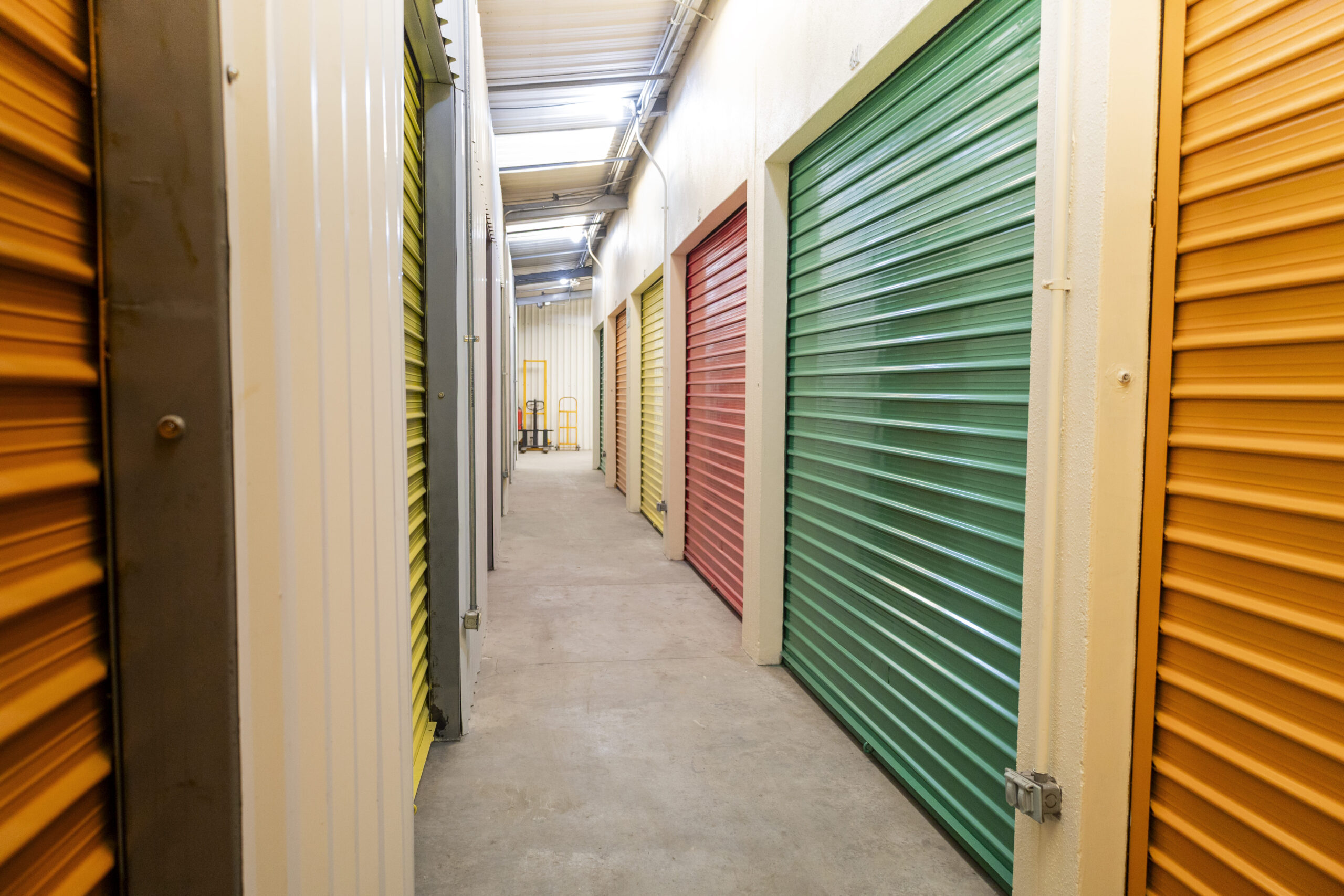 Alquiler seguro de bodeguitas con vigilancia profesional y acceso 24/7.