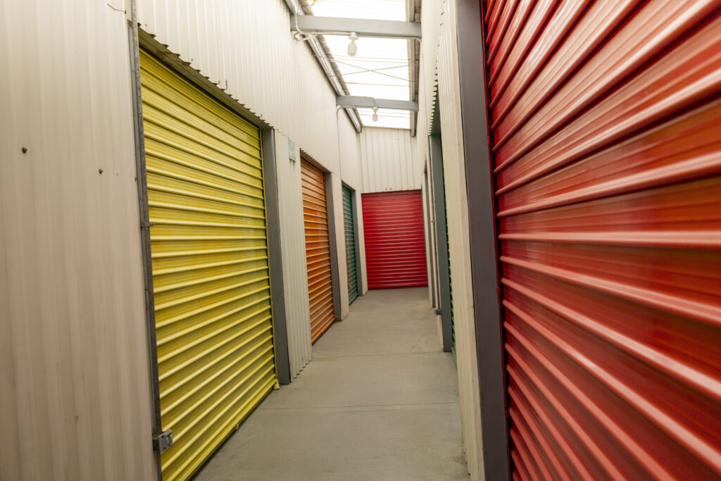 Vista angular de una bodeguita de tamaño mediano para menaje de casa.