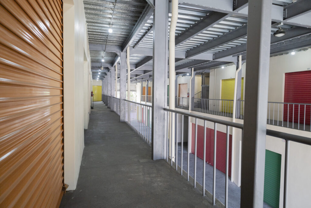 Bodeguita organizada con cajas de cartón apiladas de forma eficiente.